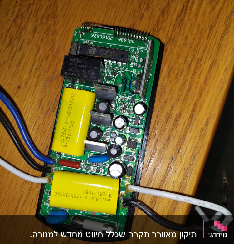 מעגל חשמלי עם רכיבים אלקטרוניים וחוטים צבעוניים